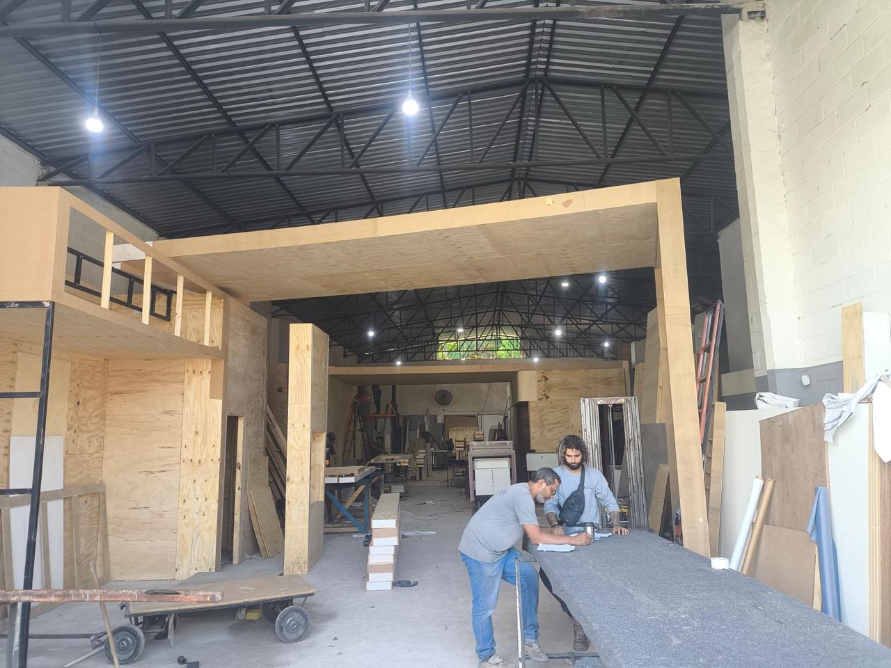 Interior da marcenaria com construção de stand